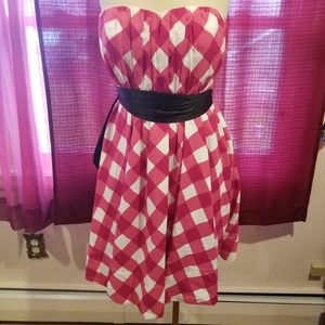 The limited pink and white strapless dress size 6